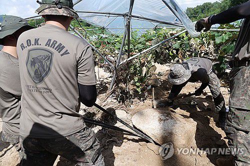 수해 복구 지원 나선 맹호부대(가평=연합뉴스) 임병식 기자 = 23일 경기도 가평군 상면 수해 지역에서 육군 수도기계화보병사단 혜산진여단 장병이 중장비 진입이 불가능한 포도밭을 덮친 바윗돌을 치우고 있다. 2025.7.23 andphotodo@yna.co.kr
