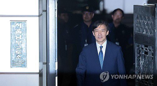 광복절 특사로 출소하는 조국 전 대표(서울=연합뉴스) 김인철 기자 = 조국혁신당 조국 전 대표가 2025년 8월 15일 광복절 특별사면·복권 조치로 출소하며 서울 구로구 남부교도소를 나서고 있다. [연합뉴스 자료사진]