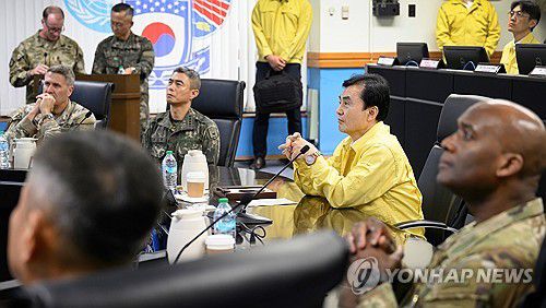국방장관, 한미연합사 전시지휘소 방문(서울=연합뉴스) 안규백 국방부 장관이 20일 한미연합군사령부 전시지휘소를 방문해 연합방위태세를 점검하고 있다. 2025.8.20 [국방부 제공. 재판매 및 DB 금지] photo@yna.co.kr