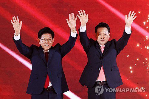 김문수·장동혁, 국민의힘 당대표 결선 진출(청주=연합뉴스) 황광모 기자 = 지난 22일 충북 청주시 흥덕구 청주오스코에서 열린 국민의힘 제6차 전당대회에서 결선에 진출한 김문수, 장동혁 당 대표 후보가 손을 흔들고 있다.      이날 국민의힘 당 대표 선거는 4명의 후보가 모두 과반 득표에 실패해 1, 2위를 기록한 김문수, 장동혁 후보가 결선에 진출, 재투표를 실시해 오는 26일 당선인을 발표할 계획이다. 2025.8.22 hkmpooh@yna.co.kr