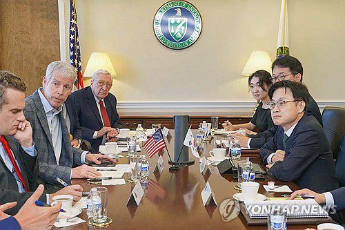미국 에너지부 장관 만난 김정관 산업부 장관(서울=연합뉴스) 김정관 산업통상자원부 장관이 한미 정상회담을 앞둔 22일(현지시간) 미국 워싱턴 D.C. 에너지부 회의실에서 크리스 라이트 에너지부 장관과 한미 양국간 에너지 협력 강화방안을 논의하고 있다. 2025.8.23 [산업통상자원부 제공. 재판매 및 DB 금지] photo@yna.co.kr