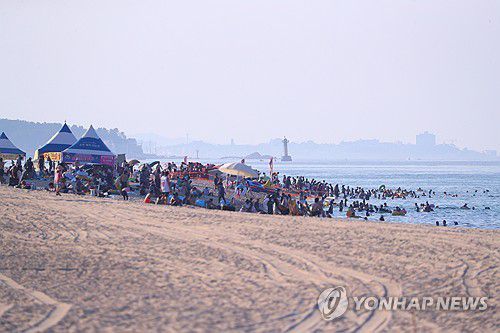 폐장 후에도 붐비는 경포해수욕장(강릉=연합뉴스) 류호준 기자 = 23일 강원 강릉시 경포해수욕장에서 피서객들이 물놀이를 즐기고 있다.     경포는 지난 17일 폐장했지만, 피서객들의 발길이 이어지고 있다. 2025.8.23 ryu@yna.co.kr