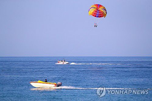 '막바지 피서 즐기자'(강릉=연합뉴스) 류호준 기자 = 23일 강원 강릉 앞바다에서 피서객들이 수상 레저 활동을 하고 있다. 2025.8.23 ryu@yna.co.kr