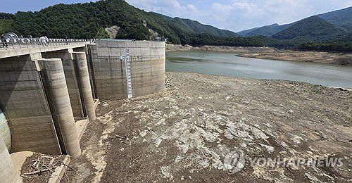 맨바닥 드러낸 강릉시 상수원(강릉=연합뉴스) 유형재 기자 = 24일 극심한 가뭄으로 강원 강릉시 주요 상수원인 오봉저수지의 저수율이 17.8%(평년 69.0%)까지 떨어져 사상 최저치를 연일 갈아치우고 있다. 2025.8.24 yoo21@yna.co.kr