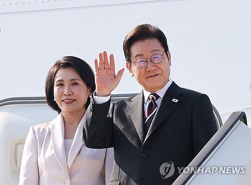 이재명 대통령 부부, 한미 정상회담 위해 미국으로 출발(도쿄=연합뉴스) 한상균 기자 = 한일 정상회담을 마친 이재명 대통령과 부인 김혜경 여사가 24일 일본 도쿄 하네다공항에서 도널드 트럼프 미국 대통령과의 한미 정상회담을 위해 워싱턴DC로 향하며 공군1호기에 올라 인사하고 있다. 2025.8.24 xyz@yna.co.kr