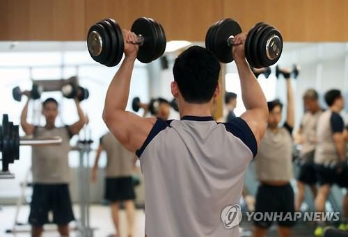 서울 시내 한 헬스장에서 운동하는 사람들[연합뉴스 자료사진]