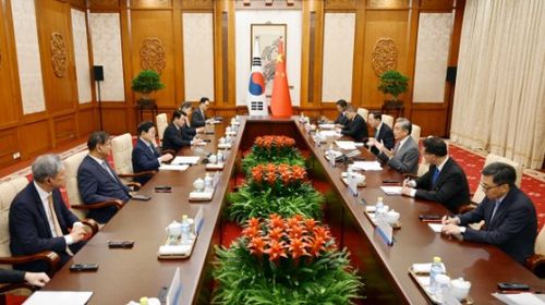 왕이 중국공산당 중앙외사판공실 주임 겸 외교부장(장관·왼쪽에서 다섯번째)과 회담 중인 한국 대통령 특사단 [중국 외교부 홈페이지 캡처. 재판매 및 DB 금지]