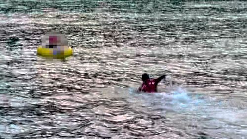 튜브 표류자 구조하는 속초해경[속초해양경찰서 제공. 재판매 및 DB 금지]