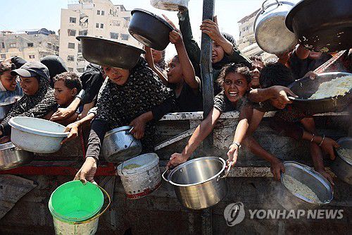 식량을 받기 위해 몰려든 가자 주민들[AFP 연합뉴스. 재판매 및 DB 금지]