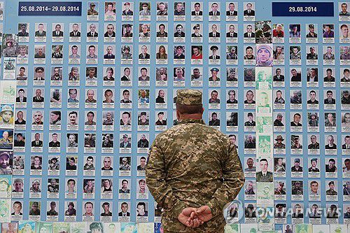 전몰자들을 위한 장벽 앞의 한 군인[AFP 연합뉴스]