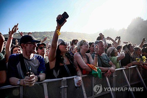 FRANCE-MUSIC-FESTIVAL지난 24일(현지시간) 프랑스 파리 교외 생클루에서 열린 음악 축제에서 북아일랜드 힙합그룹 니캡의 공연에 환호하는 관객들.[AFP=연합뉴스. 재판매 및 DB 금지]