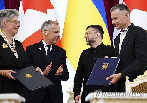 카니 총리와 젤렌스키 대통령[AP 연합뉴스]