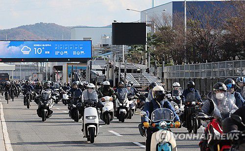 퇴근하는 현대차 울산공장 근로자들[연합뉴스 자료사진]