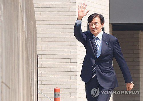 조국 위원장, 평산마을 손 인사[연합뉴스 자료사진]