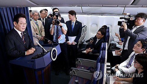 이재명 대통령, 공군 1호기 기내 간담회 발언(공군1호기=연합뉴스) 홍해인 기자 = 이재명 대통령이 24일(현지시간) 일본 도쿄 하네다공항 이륙 뒤 미국 워싱턴DC로 향하는 공군 1호기 기내에서 기자간담회를 하며 발언하고 있다. 2025.8.25 hihong@yna.co.kr