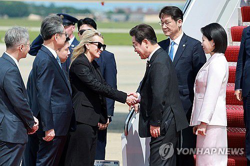 이재명 대통령 부부 워싱턴 도착(워싱턴=연합뉴스) 홍해인 기자 = 이재명 대통령과 김혜경 여사가 24일(현지시간) 미국 워싱턴DC 인근 앤드루스 합동기지에 도착해 영접 나온 미국 측 애비 존스 부의전장과 인사하고 있다. 2025.8.25 hihong@yna.co.kr