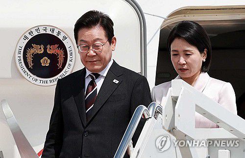 이재명 대통령 부부 미국 워싱턴DC 도착(워싱턴=연합뉴스) 홍해인 기자 = 이재명 대통령과 김혜경 여사가 24일(현지시간) 미국 워싱턴DC 인근 앤드루스 합동기지에 도착해 공군 1호기에서 내리고 있다. 2025.8.25 hihong@yna.co.kr