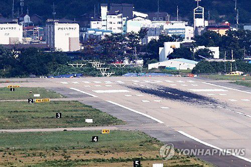 포항경주공항 로컬라이저 철거(포항=연합뉴스) 손대성 기자 = 25일 경북 포항시 남구에 있는 포항경주공항에서 작업자가 파란색 천으로 덮인 활주로 끝 방위각시설(로컬라이저)의 개선 공사를 벌이고 있다. 2025.8.25 sds123@yna.co.kr