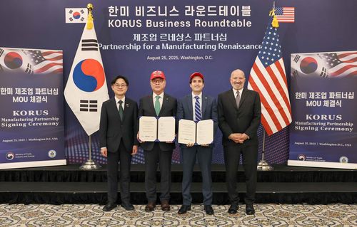 (서울=연합뉴스) 한국수력원자력은 25일(현지시간) 미국 워싱턴DC에서 미국의 핵연료 및 서비스 공급사인 센트루스(Centrus Energy Corp.)와 우라늄 농축 투자 협력을 위한 양해각서 및 농축우라늄 공급물량 확대 계약을 체결했다. 왼쪽부터 김정관 산업통상자원부 장관, 황주호 한국수력원자력 사장, 아미르 벡슬러(Amir Vexler) 센트루스 CEO, 하워드 러트닉(Howard Lutnick) 미국 상무부 장관 [한수원 제공. 재판매 및 DB 금지]