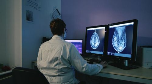 이탈리아 트레비소주 유방암 검진 프로그램 책임자인 클라우디아 바이스 박사가 루닛 AI 유방암 진단 솔루션 '루닛 인사이트 MMG'를 활용해 유방촬영 영상을 분석하고 있다.[루닛 제공]