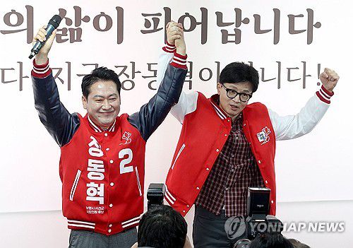 지지자들 향해 인사하는 한동훈 위원장과 장동혁 후보(보령=연합뉴스) 한상균 기자 = 국민의힘 한동훈 비상대책위원장이 22일 충남 보령시 서천군 장동혁 후보 선거사무소 개소식에서 장동혁 후보와 지지자들을 향해 인사하고 있다. 2024.3.22 [공동취재] xyz@yna.co.kr