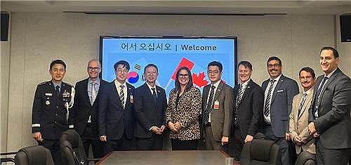 한국 방산업체들, 캐나다 잠수함 사업에 '원팀'으로 참여(서울=연합뉴스) 방위사업청은 캐나다의 잠수함 도입 사업에 한국 방산업체들이 '원팀'으로 참여할 것이라고 8일 밝혔다.     방사청은 지난 7일(현지시간) 캐나다 오타와에서 강환석 차장이 캐나다 국방부 주디스 베넷 국방물자 부차관보와 '제3차 한국-캐나다 방산군수공동위원회'를 개최했다고 이날 밝혔다. 2025.3.8 [방위사업청 제공. 재판매 및 DB 금지] photo@yna.co.kr