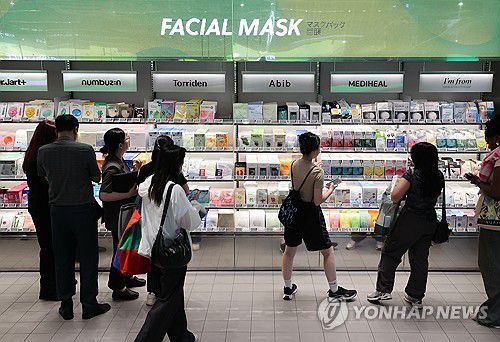 K화장품 역직구 증가(서울=연합뉴스) 이재희 기자 = 1일 서울의 한 화장품 매장에서 외국인들이 화장품을 고르고 있다. 2025.8.1 scape@yna.co.kr