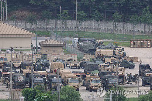 대기 중인 미군 차량(동두천=연합뉴스) 임병식 기자 = 한미 연합 군사훈련 을지 자유의 방패(UFS·을지프리덤실드) 연습이 시작된 지난 18일 경기도 동두천시 미군 기지에서 군 차량이 대기하고 있다. 2025.8.18 andphotodo@yna.co.kr