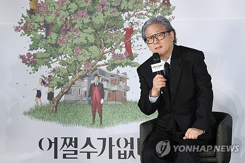 인사말하는 박찬욱 감독(서울=연합뉴스) 강민지 기자 = 박찬욱 감독이 19일 서울 용산구 CGV 용산아이파크몰에서 열린 영화 '어쩔수가없다' 제작보고회에서 인사말을 하고 있다. 2025.8.19 mjkang@yna.co.kr