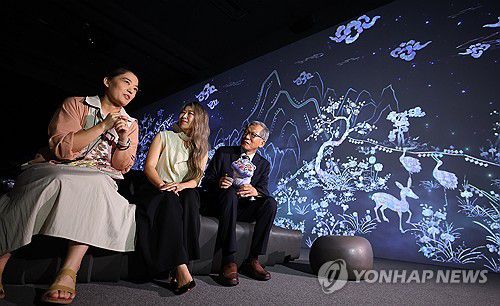 '디지털로 감상하는 우리 문화'(서울=연합뉴스) 김도훈 기자 = 21일 서울 용산구 국립중앙박물관을 예방한 넷플릭스 애니메이션 '케이팝 데몬 헌터스'의 매기 강 감독(왼쪽 두 번째)이 유홍준 관장(오른쪽)과 함께 디지털 실감영상관에서 김진경 디지털박물관과 학예연구사의 설명을 들으며 영상을 감상하고 있다. 2025.8.21 superdoo82@yna.co.kr