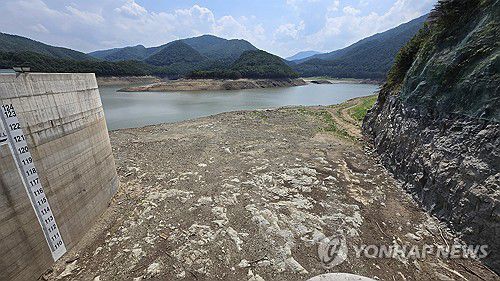 맨바닥 드러낸 강릉시 상수원(강릉=연합뉴스) 유형재 기자 = 24일 극심한 가뭄으로 강원 강릉시 주요 상수원인 오봉저수지의 저수율이 17.8%(평년 69.0%)까지 떨어져 사상 최저치를 연일 갈아치우고 있다. 지난 20일부터 수도 계량기 50%를 잠금 하는 방식의 제한급수를 시행 중인 강릉시는 저수율이 15%로 떨어지면 계량기 75%를 잠금 하는 강력한 제한급수에 돌입한다. 2025.8.24 yoo21@yna.co.kr