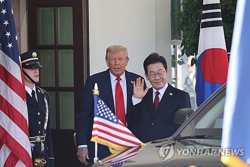 인사하는 한미 정상(워싱턴=연합뉴스) 한상균 기자 = 이재명 대통령이 25일(현지시간) 한미 정상회담을 위해 미국 워싱턴 DC 백악관에 도착해 도널드 트럼프 미국 대통령과 취재진을 향해 인사하고 있다. 2025.8.26 xyz@yna.co.kr