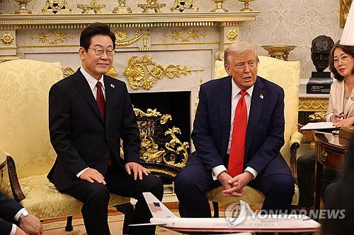 이재명 대통령, 트럼프 대통령과 정상회담(워싱턴=연합뉴스) 한상균 기자 = 이재명 대통령과 도널드 트럼프 미국 대통령이 25일(현지시간) 미국 워싱턴DC 백악관에서 정상회담을 하고 있다. 2025.8.26 xyz@yna.co.kr