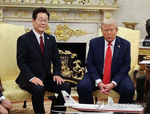 이재명 대통령, 한·미 정상회담(워싱턴=연합뉴스) 한상균 기자 = 이재명 대통령이 25일(현지시간) 미국 워싱턴 DC 백악관 오벌오피스에서 도널드 트럼프 미국 대통령과 한미 정상회담을 하고 있다. 2025.8.26 xyz@yna.co.kr