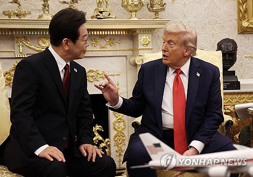 한·미 대통령, 정상회담(워싱턴=연합뉴스) 한상균 기자 = 이재명 대통령과 도널드 트럼프 미국 대통령이 25일(현지시간) 미국 워싱턴DC 백악관에서 정상회담을 하고 있다. 2025.8.26 xyz@yna.co.kr