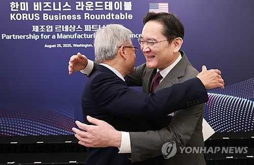 엔비디아와 삼성전자의 포옹(워싱턴=연합뉴스) 홍해인 기자 = 이재용 삼성전자 회장이 25일(현지시간) 미국 워싱턴DC 윌라드 호텔에서 열린 한미 비즈니스 라운드 테이블 리셉션에 참석해 젠슨 황 엔비디아 최고경영자(CEO)와 포옹하고 있다. 2025.8.26 hihong@yna.co.kr