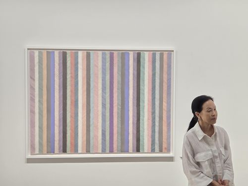 작품 설명하는 김민정 작가(서울=연합뉴스) 박의래 기자 = 작가 김민정이 26일 서울 종로구 사간동 갤러리현대에서 자신의 새로운 연작 '집'(Zip)에 대해 설명하고 있다. 2025.8.27. laecorp@yna.co.kr