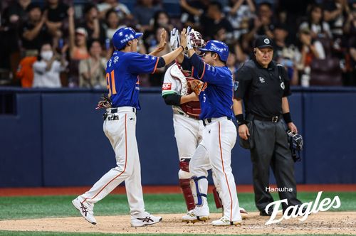 홈에 돌아와 하이 파이브 하는 문현빈(오른쪽)[한화 이글스 제공. 재판매 및 DB 금지]