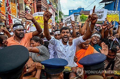 법원 앞에 몰려든 위크라메싱게 전 대통령 지지자들[AFP 연합뉴스. 재판매 및 DB 금지]