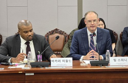 발언하는 팀 스위니 에픽게임즈 CEO    (서울=연합뉴스) 김주환 기자 = 팀 스위니 에픽게임즈 최고경영자(CEO)(오른쪽)이 27일 국회의원회관에서 더불어민주당 이정헌·김현정 의원 주최로 열린 '국내 앱마켓 공정경쟁 촉진을 위한 정책간담회' 자리에서 발언하고 있다. 2025.8.27 jujuk@yna.co.kr