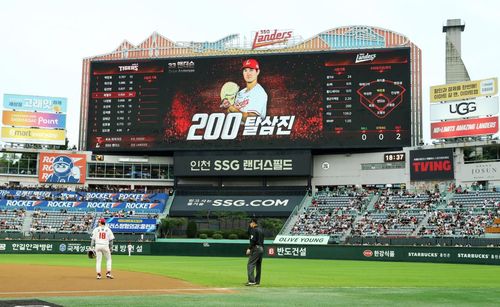 앤더슨의 단일시즌 200탈삼진 기록 알리는 SSG 랜더스 구단[SSG 랜더스 제공. 재배포 및 DB 금지]