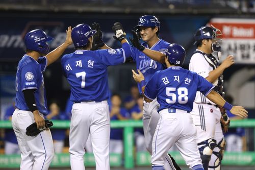 만루 홈런 치고 축하받는 구자욱(서울=연합뉴스) 삼성 구자욱(가운데)이 27일 서울 잠실구장에서 열린 프로야구 두산과의 방문 경기, 4회초 만루 홈런을 친 뒤 동료들의 축하를 받고 있다. [삼성 라이온즈 제공. 재판매 및 DB금지]