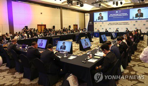 APEC 문화산업고위급대화 개회식(경주=연합뉴스) 최휘영 문화체육관광부 장관이 27일 경북 경주 힐튼호텔에서 열린 'APEC 문화산업고위급대화 개회식'에서 개회사를 하고 있다. 2025.08.27 [문화체육관광부 제공. 재판매 및 DB 금지]