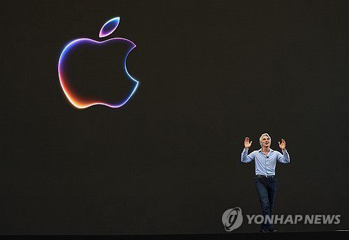 크레이그 페더리기 애플 수석부사장이 지난해 6월 미국 캘리포니아 쿠퍼티노에서 열린 세계개발자대회(WWDC)에서 발표하고 있다. 애플은 이 행사에서 '애플 인텔리전스'(Apple Intelligence)라는 이름의 AI 기능을 공개했다. [Getty Images via AFP=연합뉴스 자료사진]