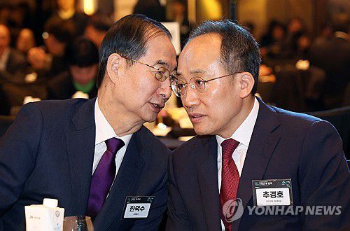 포럼서 대화하는 한덕수 총리와 추경호 원내대표(서울=연합뉴스) 한덕수 국무총리(왼쪽)와 국민의힘 추경호 원내대표가 24일 서울 종로구 광화문 포시즌스호텔에서 열린 '2024 뉴시스 포럼 10년 후 한국'에서 대화하고 있다. 2024.10.24 [국회사진기자단] photo@yna.co.kr