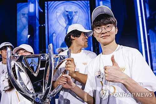 페이커 '엄지척'(서울=연합뉴스) 3일(한국 시간) 영국 런던 O2 아레나에서 열린 2024 롤드컵 결승전에서 T1 페이커가 우승을 한 뒤 기뻐하며 기념촬영하고 있다. 2024.11.3 [라이엇게임즈 제공. 재판매 및 DB 금지] photo@yna.co.kr