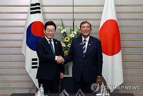 이재명 대통령, 이시바 총리와 한일 확대정상회담(도쿄=연합뉴스) 홍해인 기자 = 이재명 대통령과 이시바 시게루 일본 총리가 23일 일본 도쿄 총리 관저에서 열린 한일 확대정상회담에 앞서 기념촬영을 하며 악수하고 있다. 2025.8.23 hihong@yna.co.kr