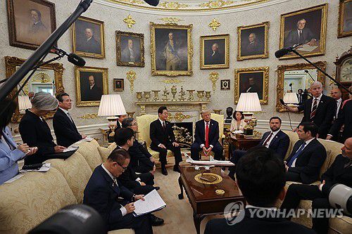 이재명 대통령, 트럼프 대통령과 한·미 정상회담(워싱턴=연합뉴스) 한상균 기자 = 이재명 대통령이 25일(현지시간) 미국 워싱턴 DC 백악관 오벌오피스에서 도널드 트럼프 미국 대통령과 한미 정상회담을 하고 있다.  2025.8.26 xyz@yna.co.kr