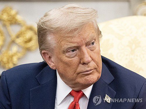 한미 정상회담, 트럼프 대통령(워싱턴=연합뉴스) 한상균 기자 = 도널드 트럼프 미국 대통령이 25일(현지시간) 미국 워싱턴DC 백악관에서 이재명 대통령과 한미 정상회담을 하고 있다. 2025.8.26 xyz@yna.co.kr