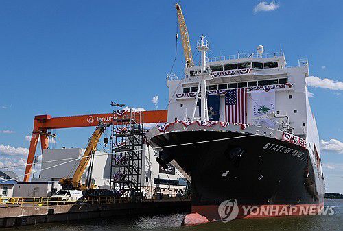 한화 필리조선소, 국가안보다목적 선박(필라델피아=연합뉴스) 홍해인 기자 = 26일(현지시간) 미국 필라델피아의 한화 필리조선소 크레인 옆으로 명명식을 하는 '스테이트 오브 메인'호가 떠 있다. 이날 명명식에는 이재명 대통령이 참석한다.     이 선박은 미국 해양청이 발주한 국가 안보 다목적 선박(NSMV) 5척 중 3호선이다. 2025.8.27 hihong@yna.co.kr